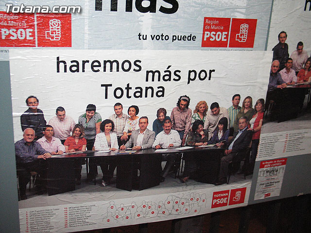 Afiliados y simpatizantes de PP, PSOE , IU+Los Verdes e Independientes por Totana abrieron la campaa electoral con la pegada de carteles - 55