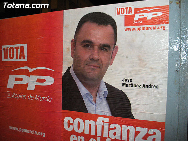 Afiliados y simpatizantes de PP, PSOE , IU+Los Verdes e Independientes por Totana abrieron la campaa electoral con la pegada de carteles - 59