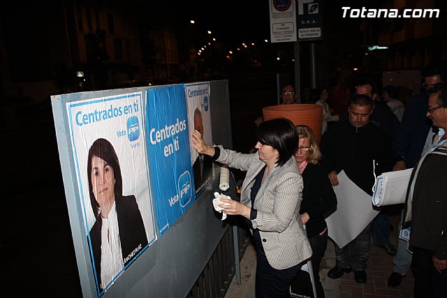 Pegada de carteles. Inicio campaa elecciones mayo 2011 - 49