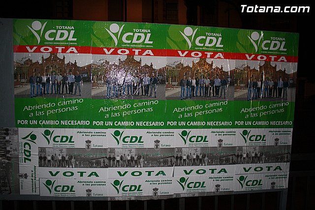Pegada de carteles. Inicio campaa elecciones mayo 2011 - 91