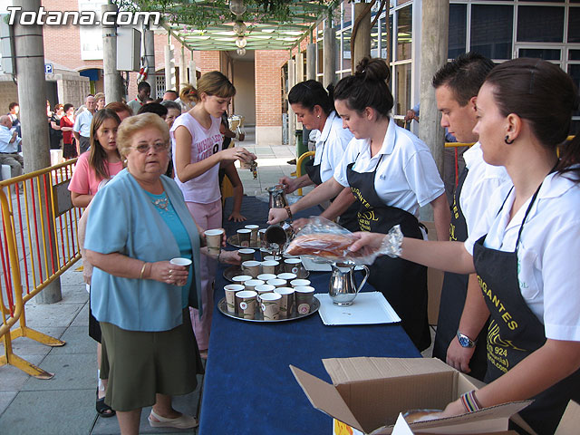 Tradicional desayuno de chocolate y bollos en la plaza Balsa Vieja - 71