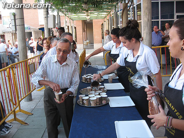 Tradicional desayuno de chocolate y bollos en la plaza Balsa Vieja - 76