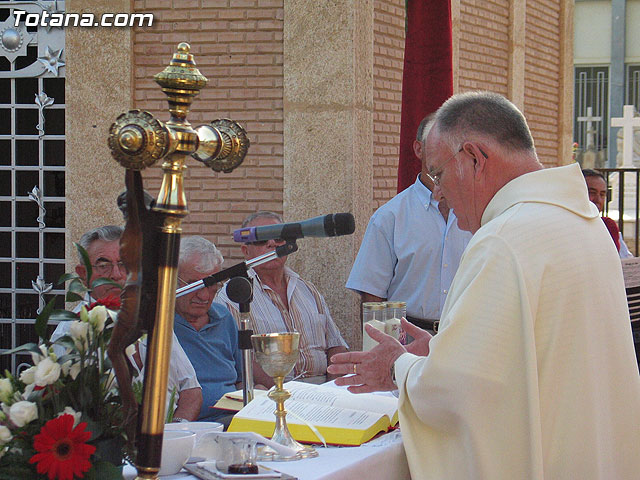 Misa celebrada en honor a la patrona del cementerio municipal 'Nuestra Seora del Carmen' - 2010 - 39