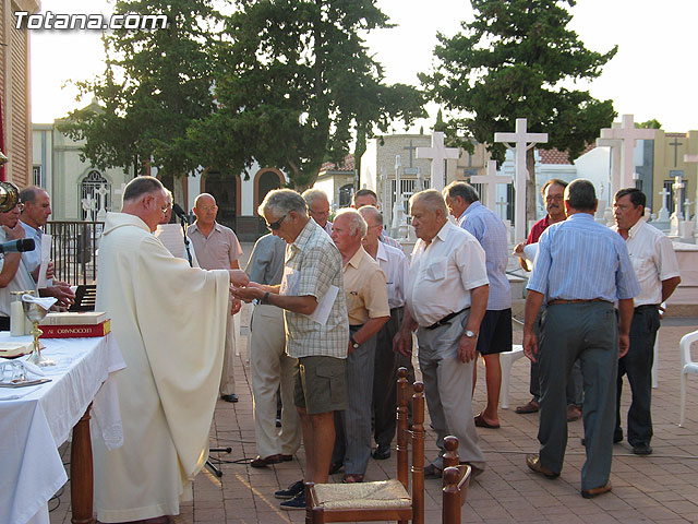 Misa celebrada en honor a la patrona del cementerio municipal 'Nuestra Seora del Carmen' - 2010 - 69
