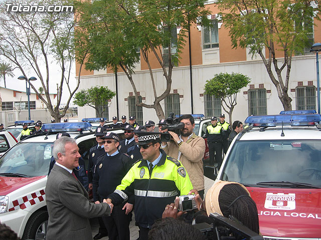 Valcrcel entrega a los ayuntamientos los vehculos para las Unidades Especiales de Seguridad Ciudadana - 73