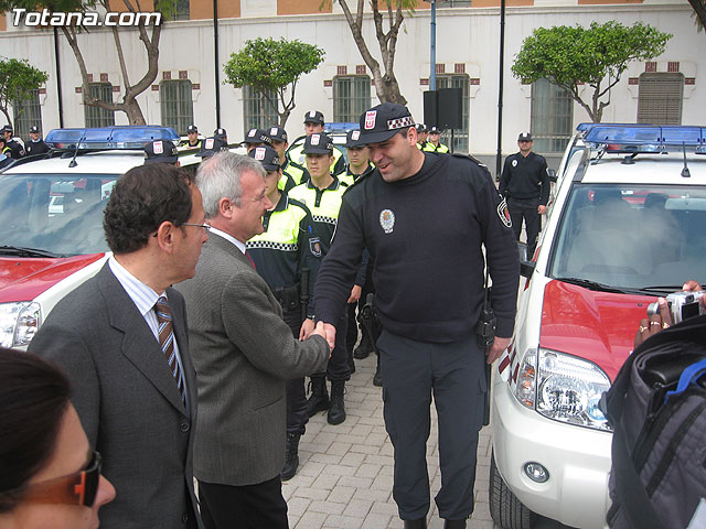 Valcrcel entrega a los ayuntamientos los vehculos para las Unidades Especiales de Seguridad Ciudadana - 74