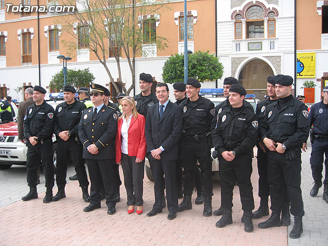 Valcrcel entrega a los ayuntamientos los vehculos para las Unidades Especiales de Seguridad Ciudadana - 107