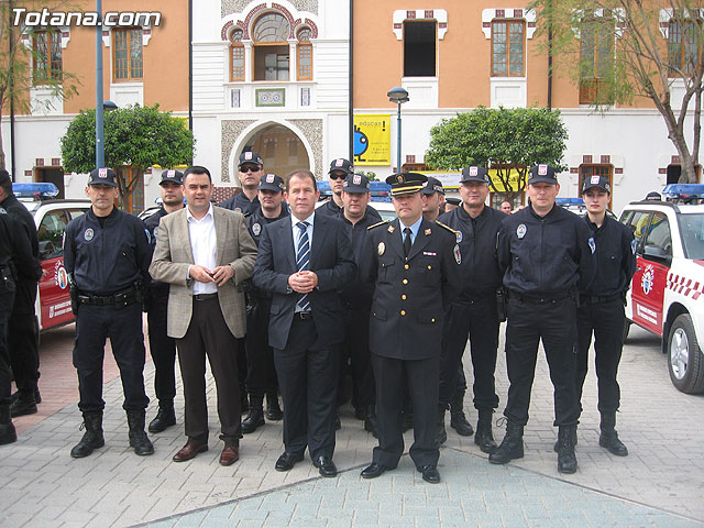 Valcrcel entrega a los ayuntamientos los vehculos para las Unidades Especiales de Seguridad Ciudadana - 112