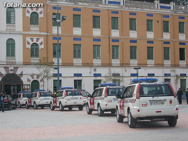 Valcrcel entrega a los ayuntamientos los vehculos para las Unidades Especiales de Seguridad Ciudadana - 122