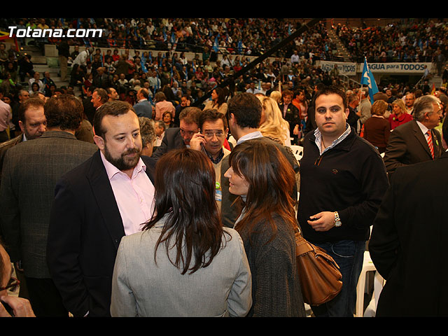 Rajoy promete agua para todos porque no quiere 