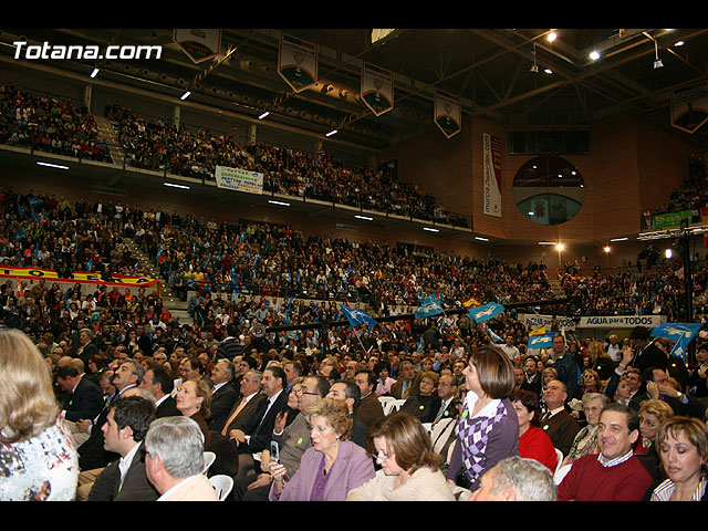 Rajoy promete agua para todos porque no quiere 