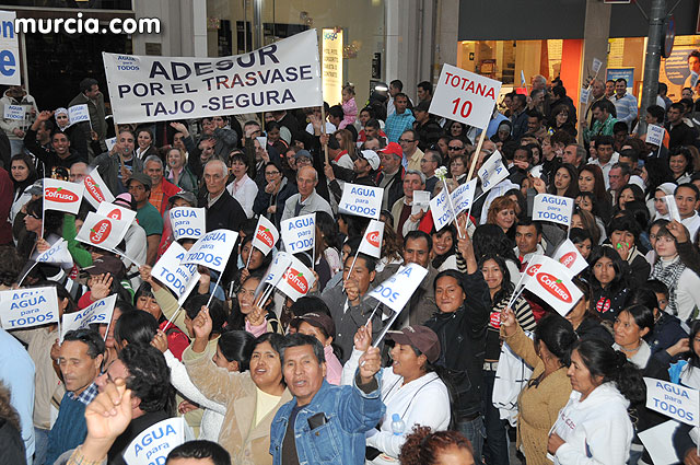 Cientos de miles de personas se manifiestan en Murcia a favor del trasvase - 396