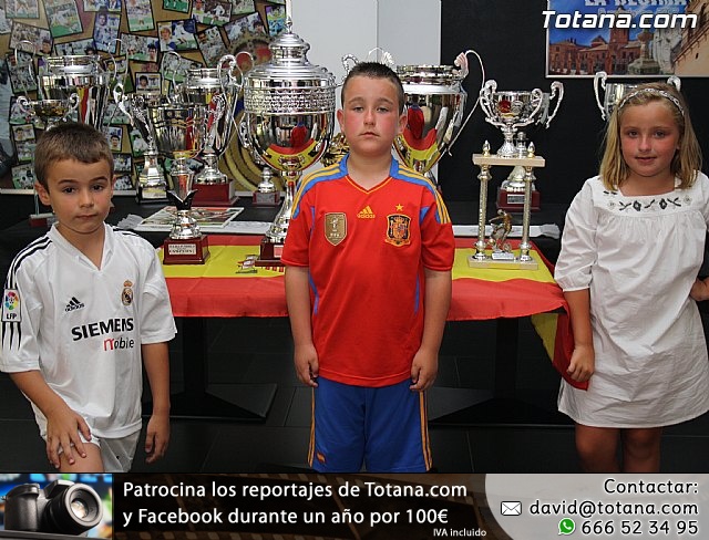 Ex futbolistas visitaron la sede de la Peña Madridista “La Décima”  - 16