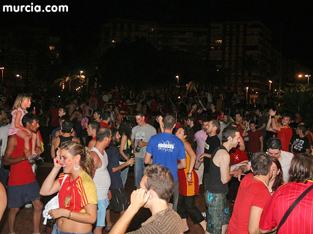 Cerca de 15.000 murcianos celebran la Eurocopa en la Plaza Circular - 78