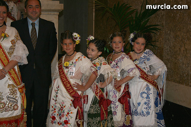El Alcalde recibe en el Ayuntamiento a las candidatas a Reina de la Huerta infantil y mayor - 6
