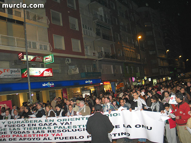 Miles de manifestantes claman en Murcia por la paz en Oriente Medio - 60
