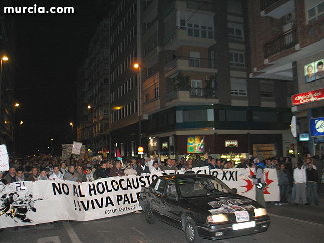 Miles de manifestantes claman en Murcia por la paz en Oriente Medio - 62