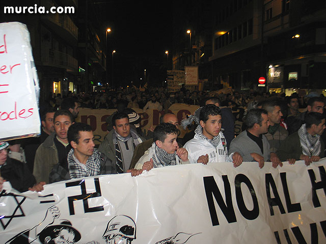 Miles de manifestantes claman en Murcia por la paz en Oriente Medio - 64