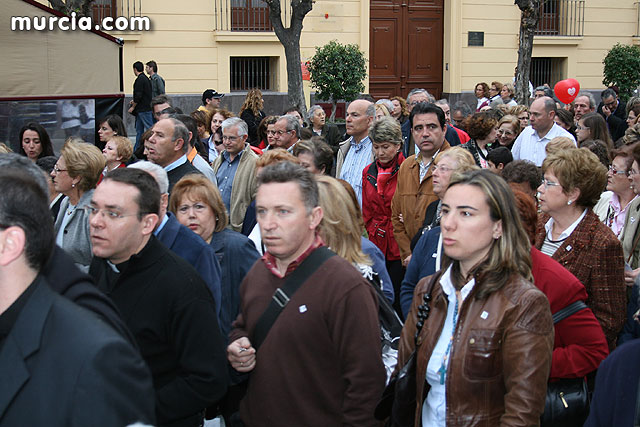Casi 2.000 personas participan en el rezo del rosario 