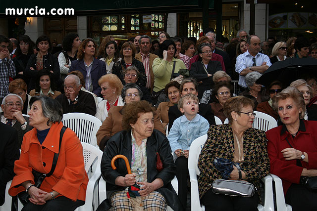 Casi 2.000 personas participan en el rezo del rosario 