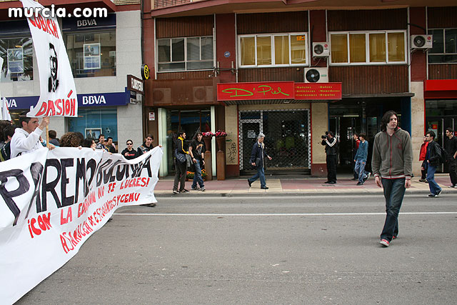 Un millar de estudiantes protestan contra el proceso de Bolonia en Murcia - 8