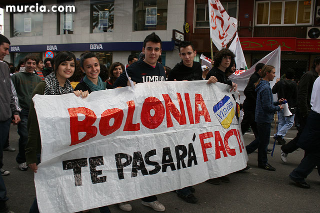 Un millar de estudiantes protestan contra el proceso de Bolonia en Murcia - 10