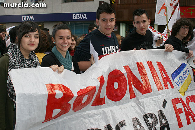 Un millar de estudiantes protestan contra el proceso de Bolonia en Murcia - 11