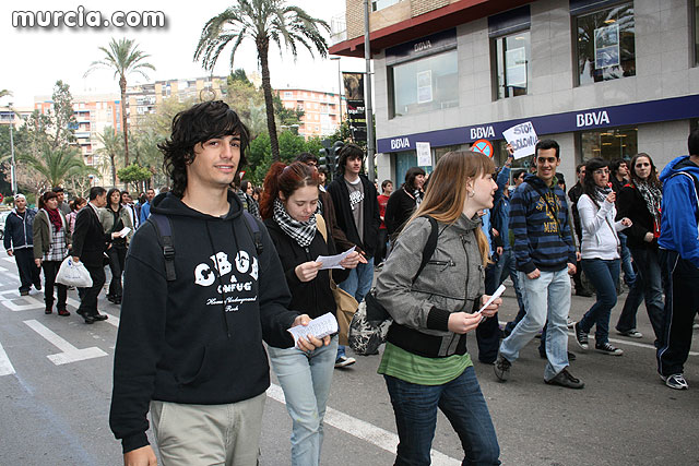 Un millar de estudiantes protestan contra el proceso de Bolonia en Murcia - 15