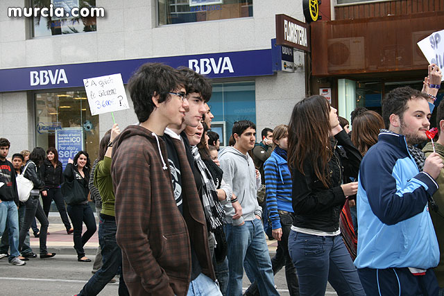 Un millar de estudiantes protestan contra el proceso de Bolonia en Murcia - 16