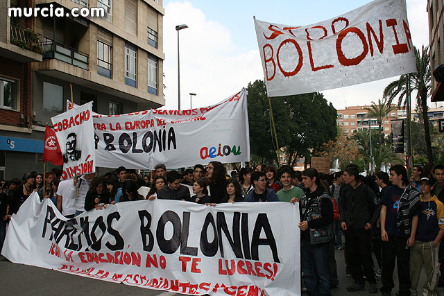 Un millar de estudiantes protestan contra el proceso de Bolonia en Murcia - 23