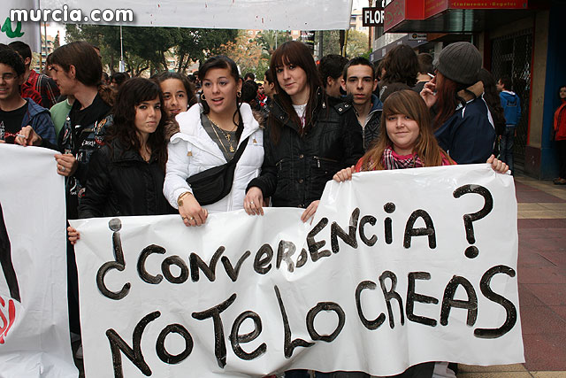 Un millar de estudiantes protestan contra el proceso de Bolonia en Murcia - 24