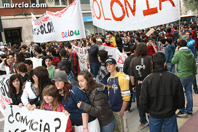 Un millar de estudiantes protestan contra el proceso de Bolonia en Murcia - 25