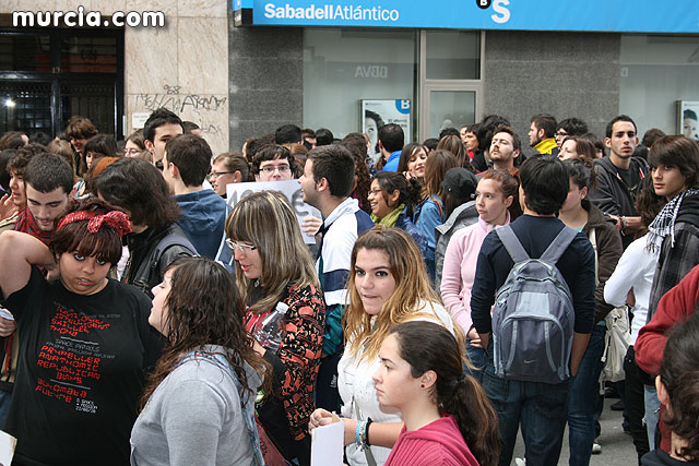 Un millar de estudiantes protestan contra el proceso de Bolonia en Murcia - 27