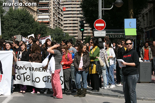 Un millar de estudiantes protestan contra el proceso de Bolonia en Murcia - 32