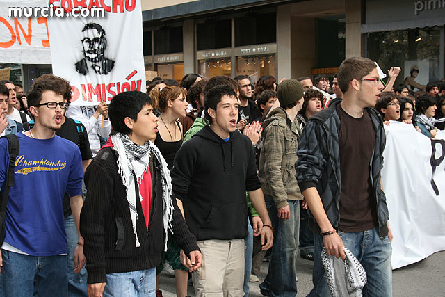 Un millar de estudiantes protestan contra el proceso de Bolonia en Murcia - 35