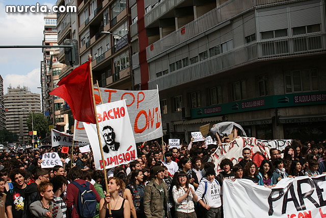 Un millar de estudiantes protestan contra el proceso de Bolonia en Murcia - 36