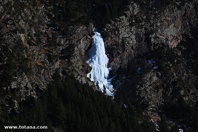 Escalada en cascadas de hielo. Pirineos, Bielsa, Valle de Pineta - 1