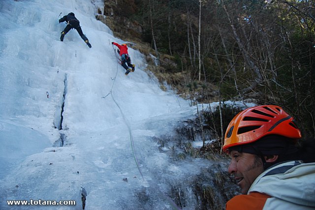 Escalada en cascadas de hielo. Pirineos, Bielsa, Valle de Pineta - 8