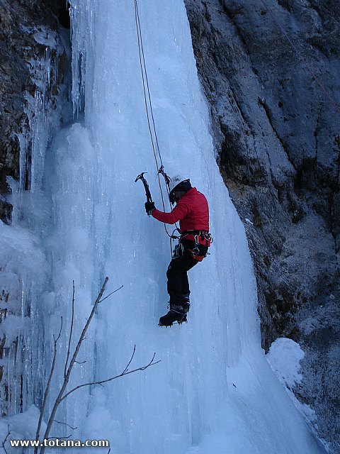 Escalada en cascadas de hielo. Pirineos, Bielsa, Valle de Pineta - 12
