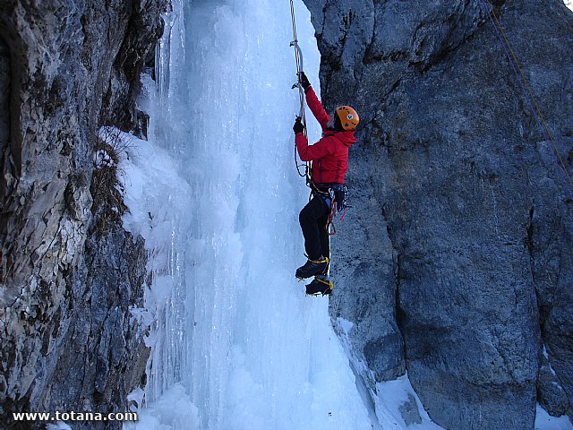 Escalada en cascadas de hielo. Pirineos, Bielsa, Valle de Pineta - 13