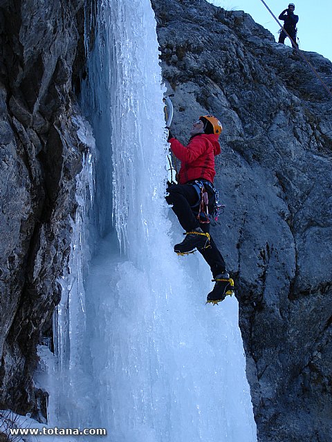 Escalada en cascadas de hielo. Pirineos, Bielsa, Valle de Pineta - 14