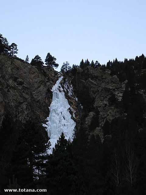 Escalada en cascadas de hielo. Pirineos, Bielsa, Valle de Pineta - 16