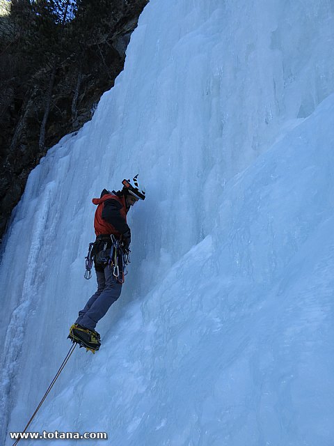 Escalada en cascadas de hielo. Pirineos, Bielsa, Valle de Pineta - 24