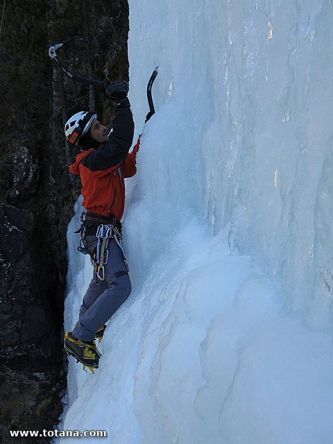 Escalada en cascadas de hielo. Pirineos, Bielsa, Valle de Pineta - 25