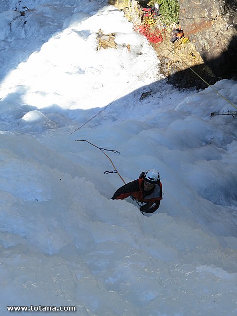 Escalada en cascadas de hielo. Pirineos, Bielsa, Valle de Pineta - 26
