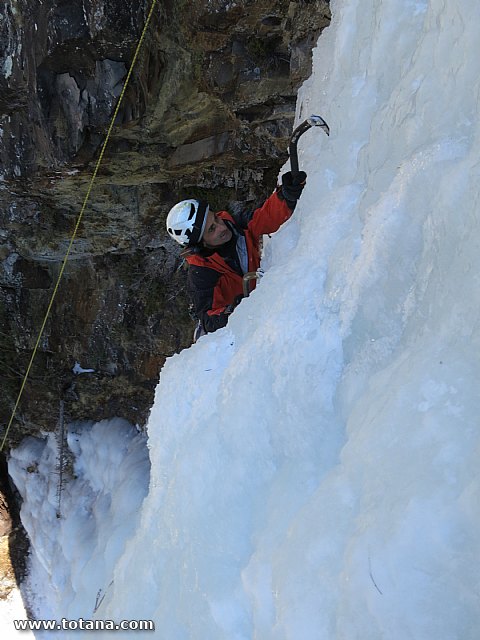 Escalada en cascadas de hielo. Pirineos, Bielsa, Valle de Pineta - 28