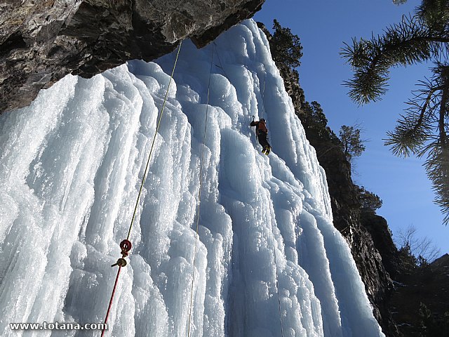 Escalada en cascadas de hielo. Pirineos, Bielsa, Valle de Pineta - 29