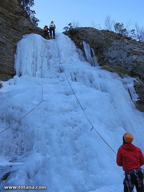 Escalada en cascadas de hielo. Pirineos, Bielsa, Valle de Pineta - 43