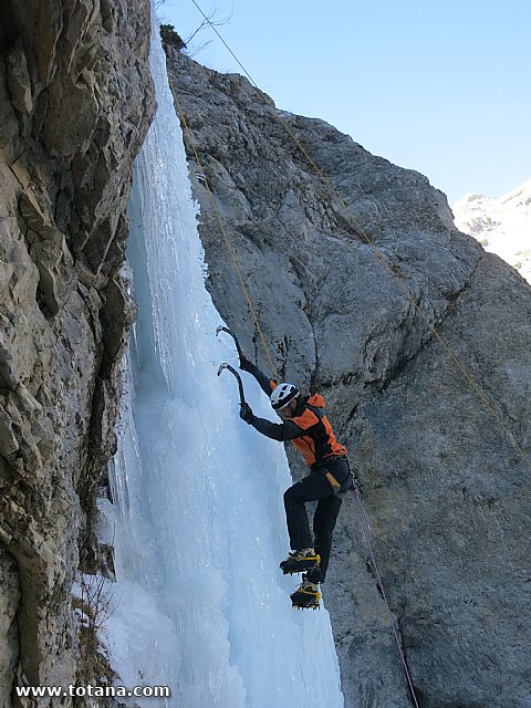 Escalada en cascadas de hielo. Pirineos, Bielsa, Valle de Pineta - 53