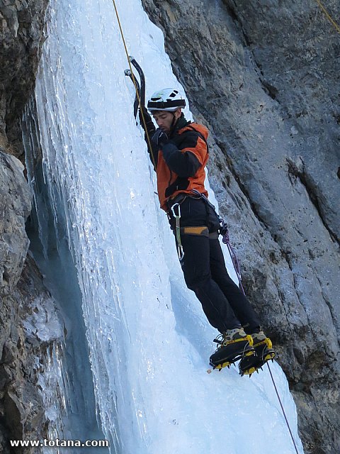 Escalada en cascadas de hielo. Pirineos, Bielsa, Valle de Pineta - 55